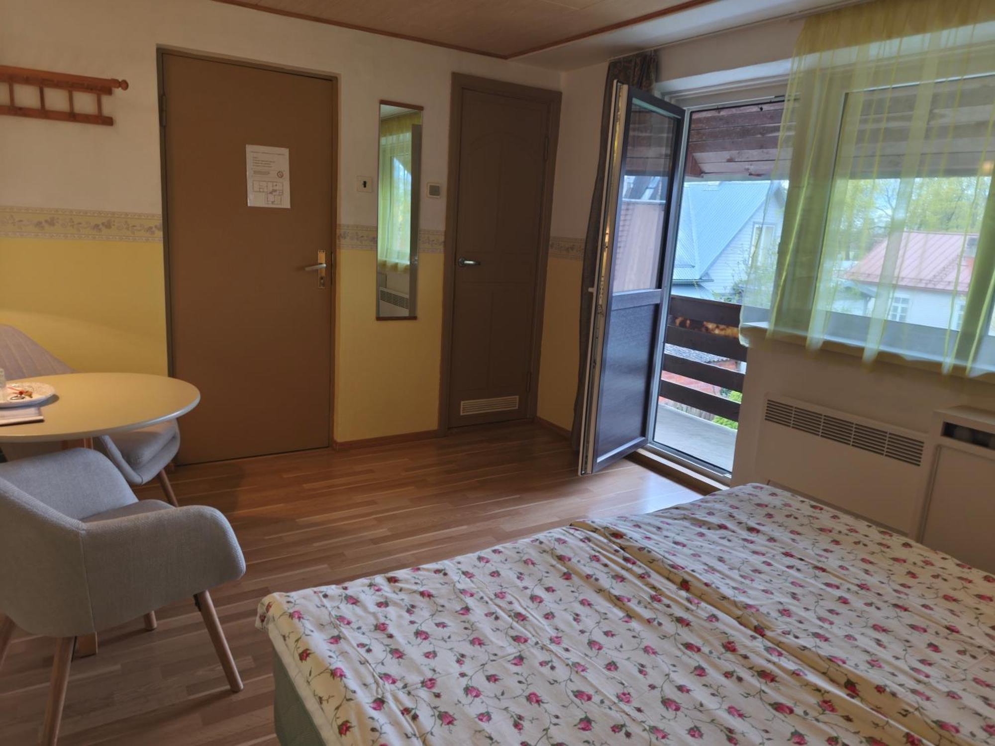 Paerna Guesthouse & Apartments Kuressaare Zewnętrze zdjęcie